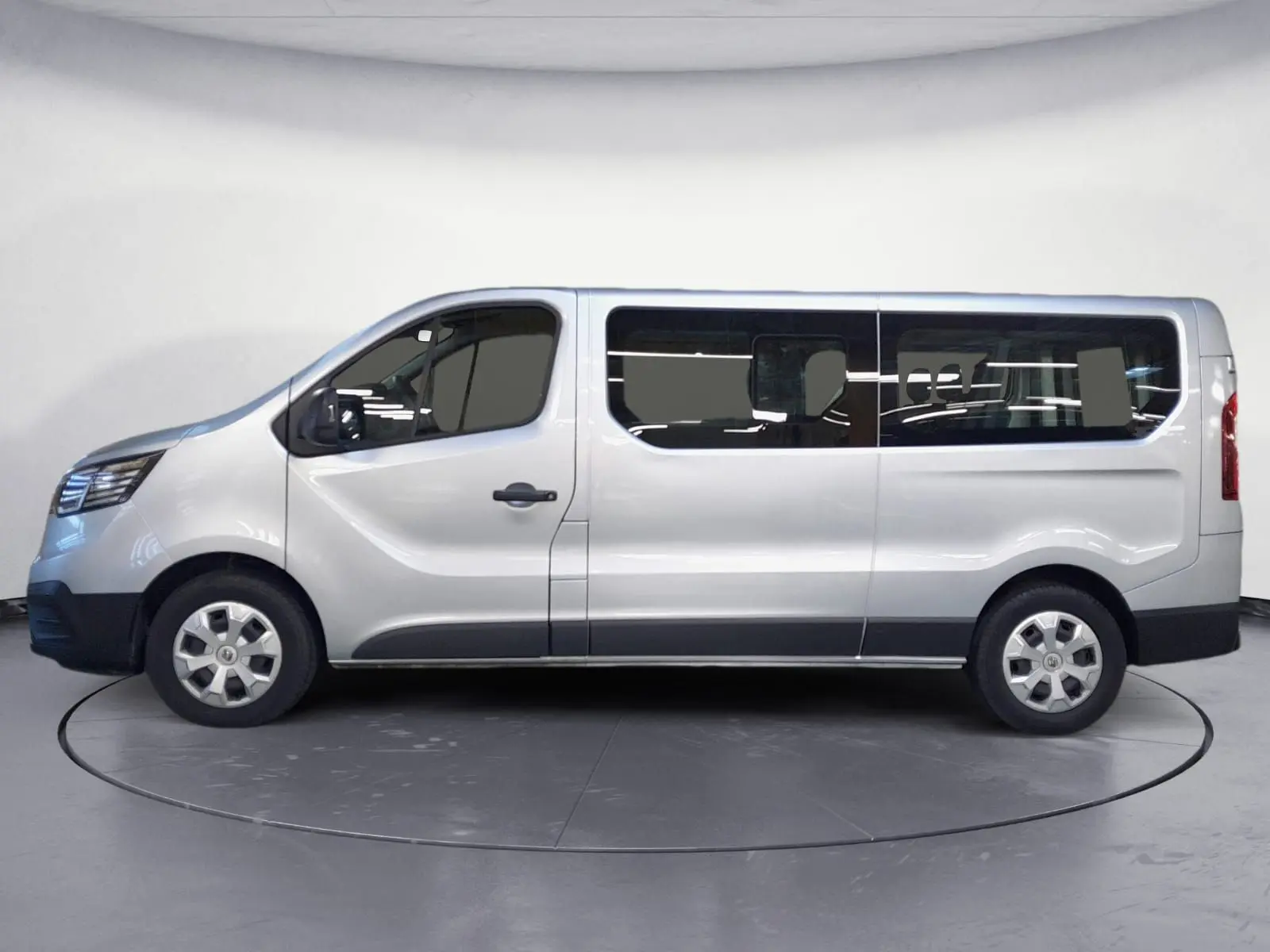 Profil droit du Renault Trafic Combi gris Highland 2022, version L2 9 places avec grandes fenêtres latérales teintées.