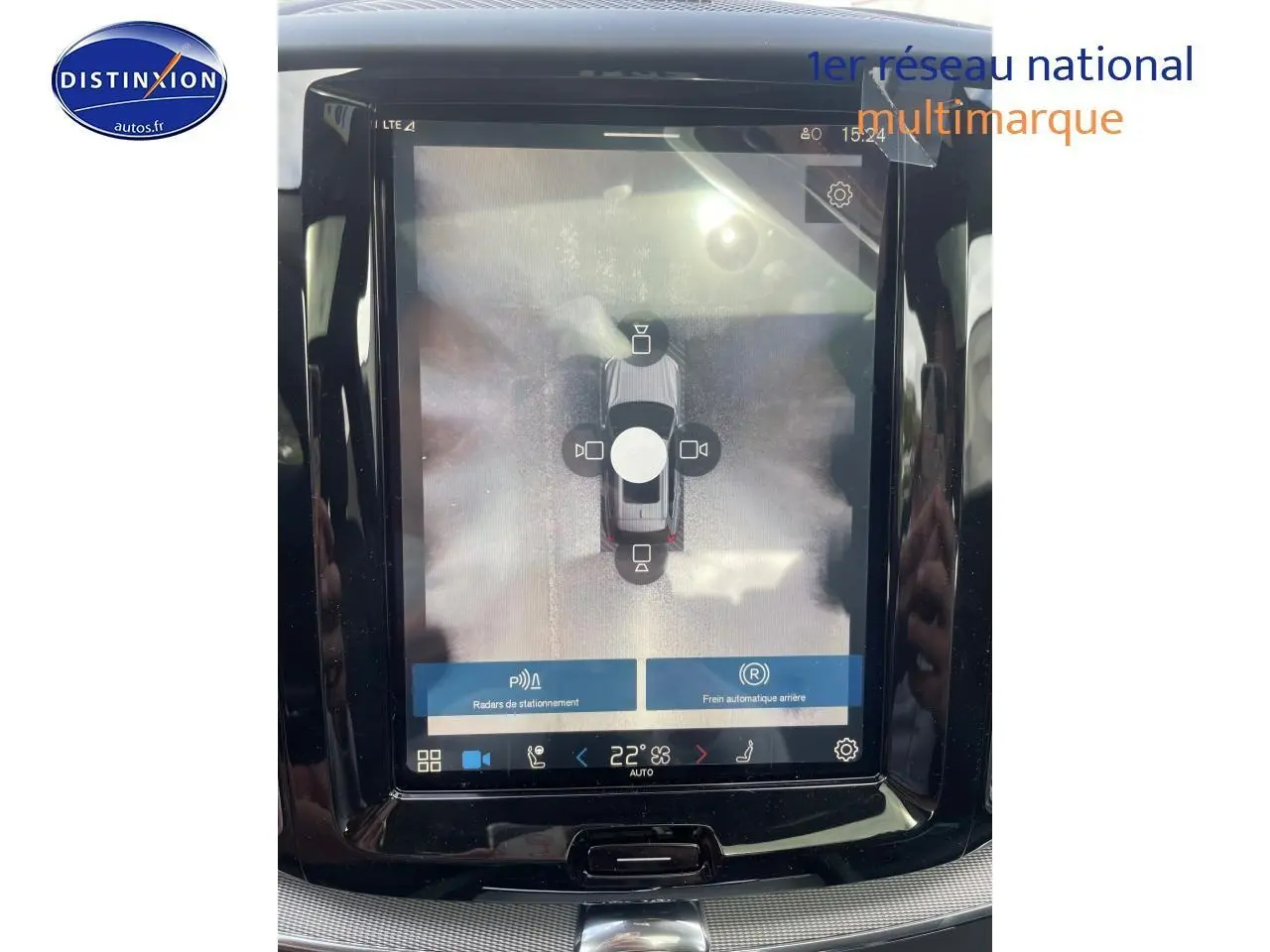 Écran tactile central affichant la vue 360° du Volvo XC60 gris, avec interface de caméras de stationnement.