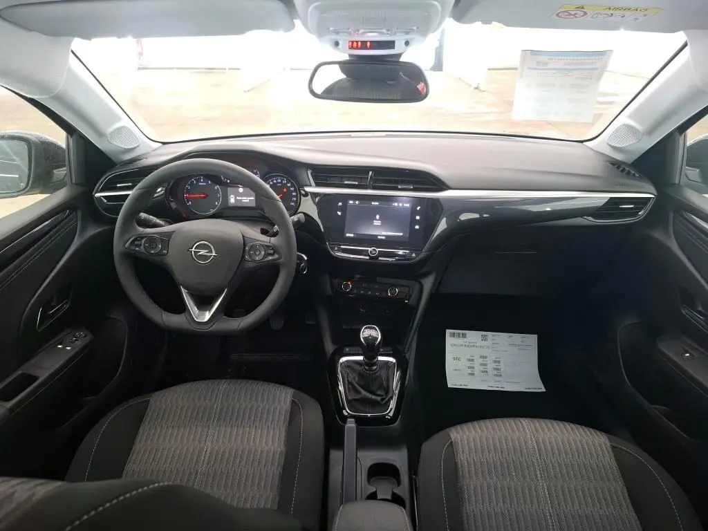 Vue intérieure avant de l’Opel Corsa 2023 noir perla, avec volant multifonction et boîte manuelle visible.