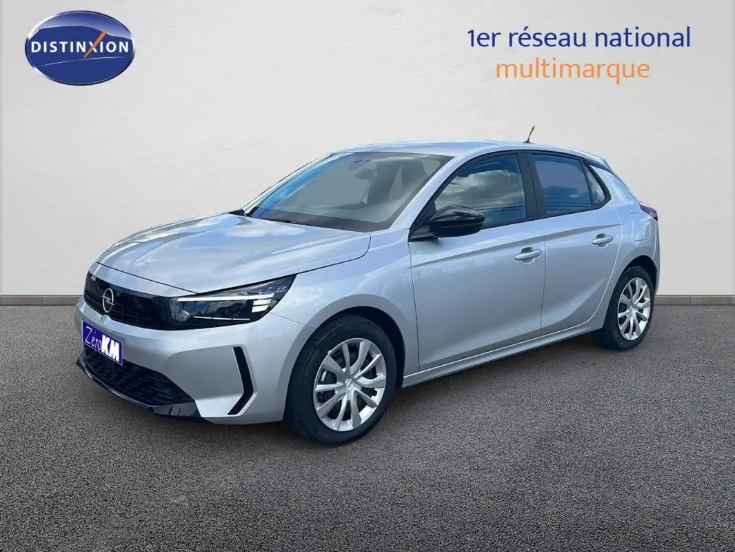 Opel Corsa gris vue 3/4 avant droit, avec calandre noire et jantes alliage, sur fond neutre.