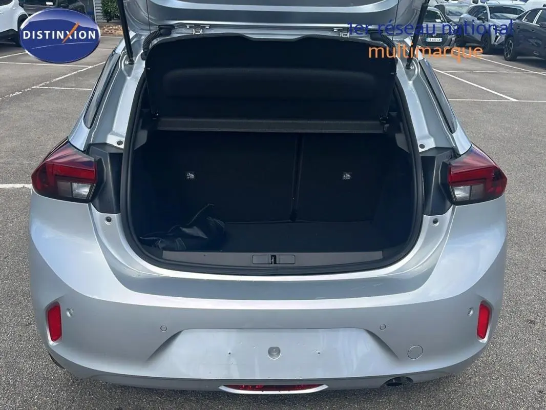 Vue arrière ouverte sur le coffre d’une Opel Corsa gris 2025, montrant l’espace de chargement et les feux arrière.