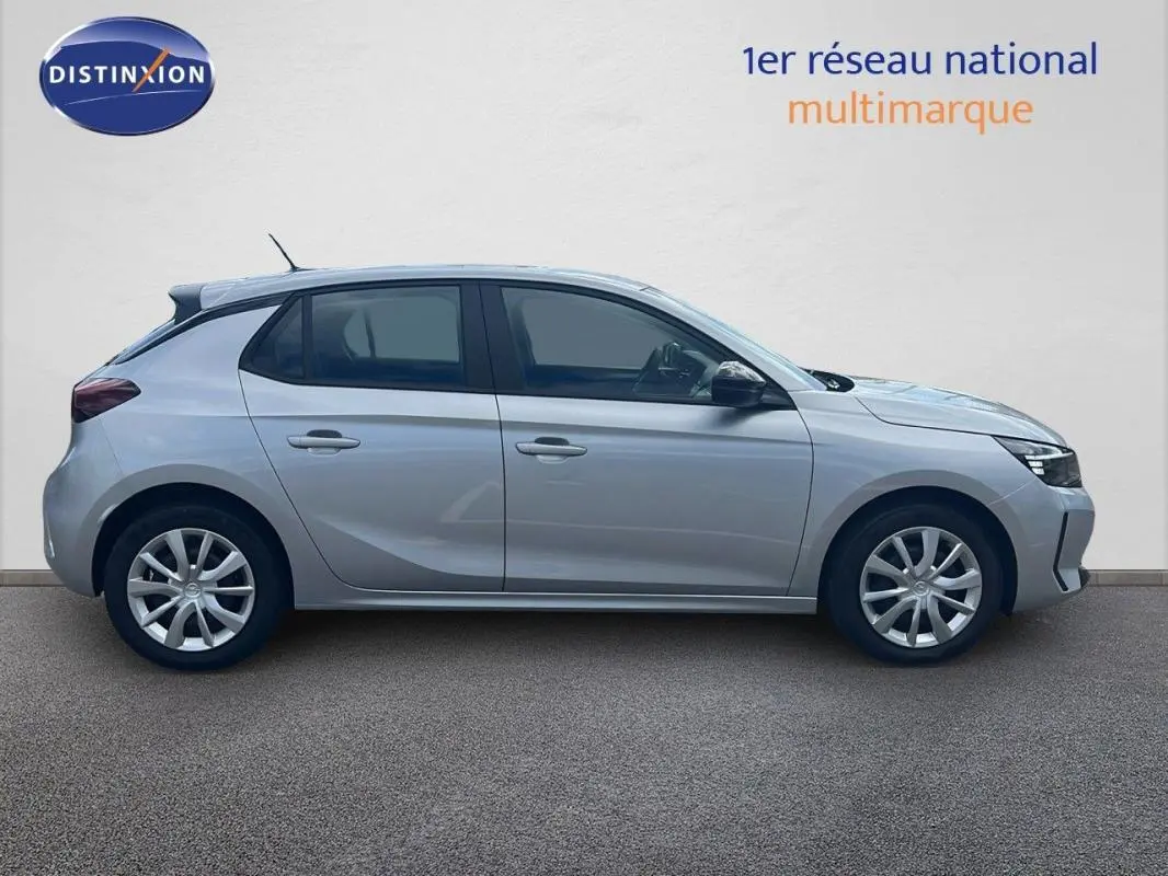 Profil droit d'une Opel Corsa gris clair 2025, compacte et moderne, avec jantes alliage et vitres teintées.
