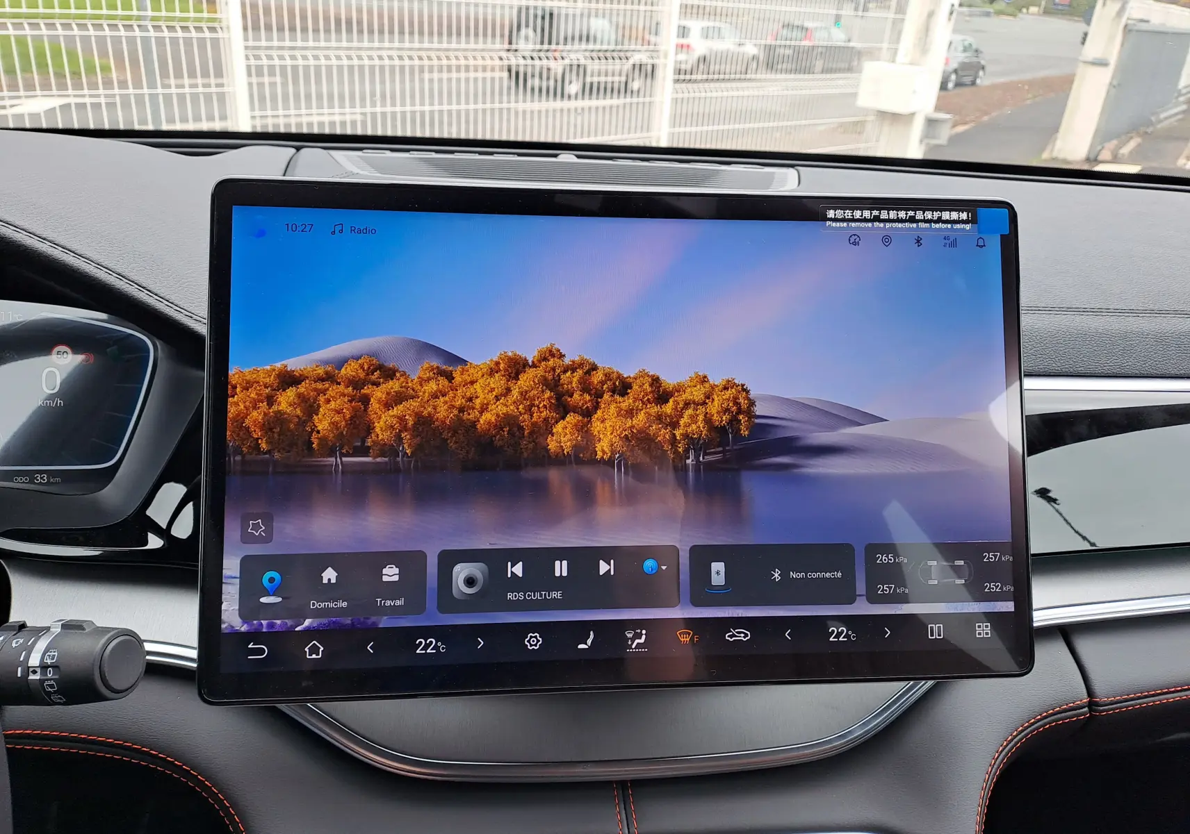 Vue intérieure centrée sur l'écran tactile 15,6'' du tableau de bord du BYD SEAL U 2025 avec sellerie noire.