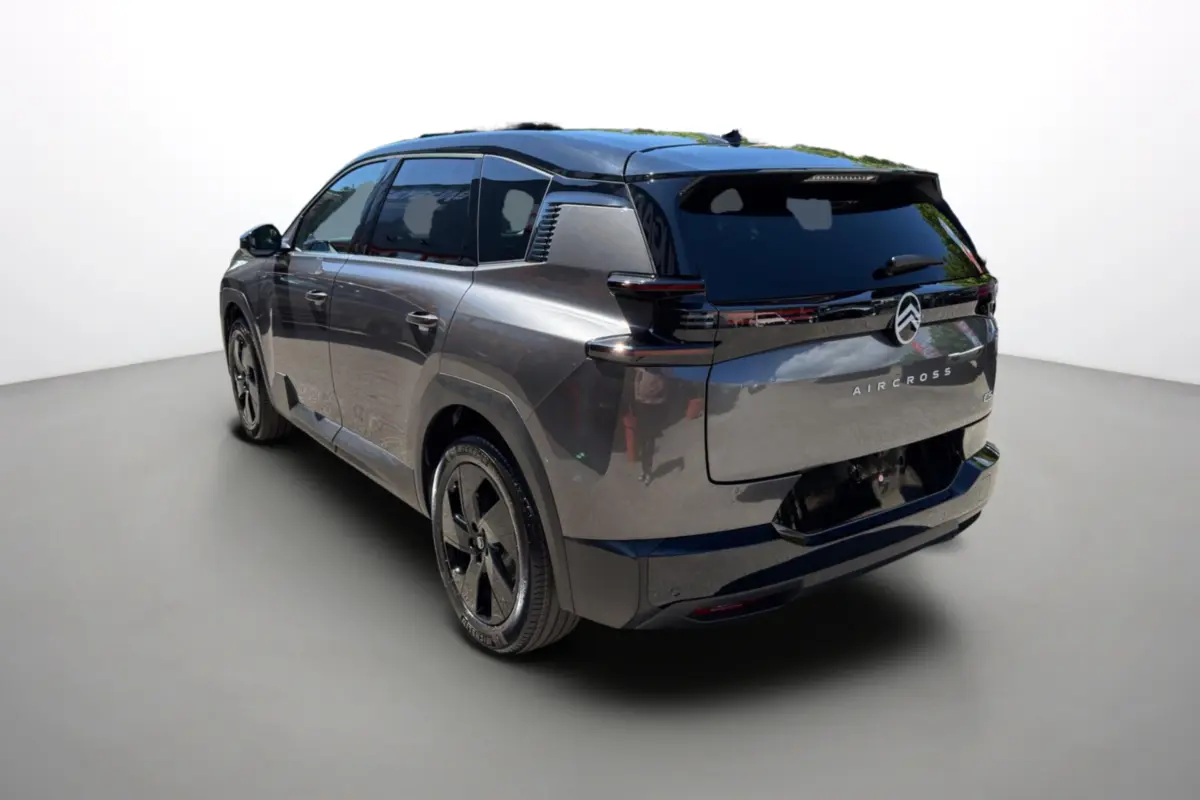 Vue 3/4 arrière gauche du Citroën C5 Aircross New Hybrid 145 gris platinium avec toit noir et jantes alu noires.