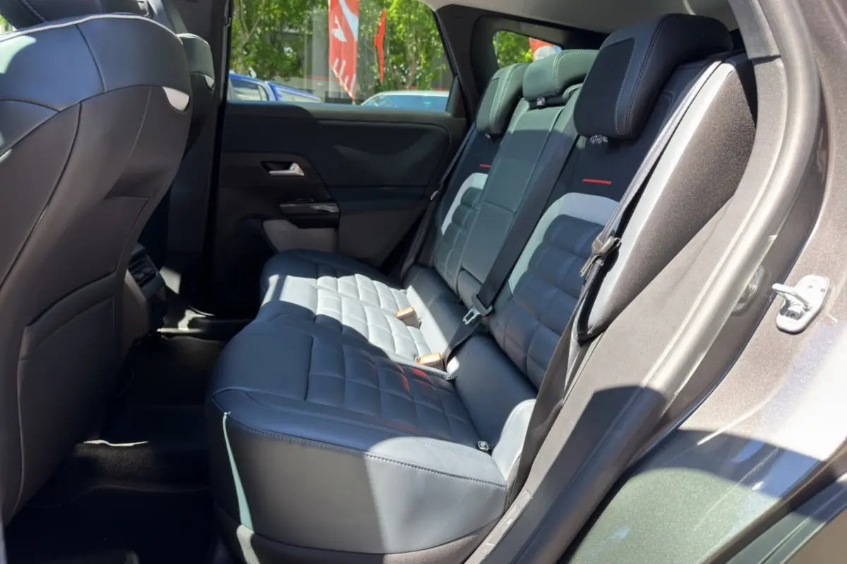 Vue côté droit de la banquette arrière cuir gris du Citroën C5 Aircross New Hybrid 2026 avec ceinture et appuie-têtes visibles.