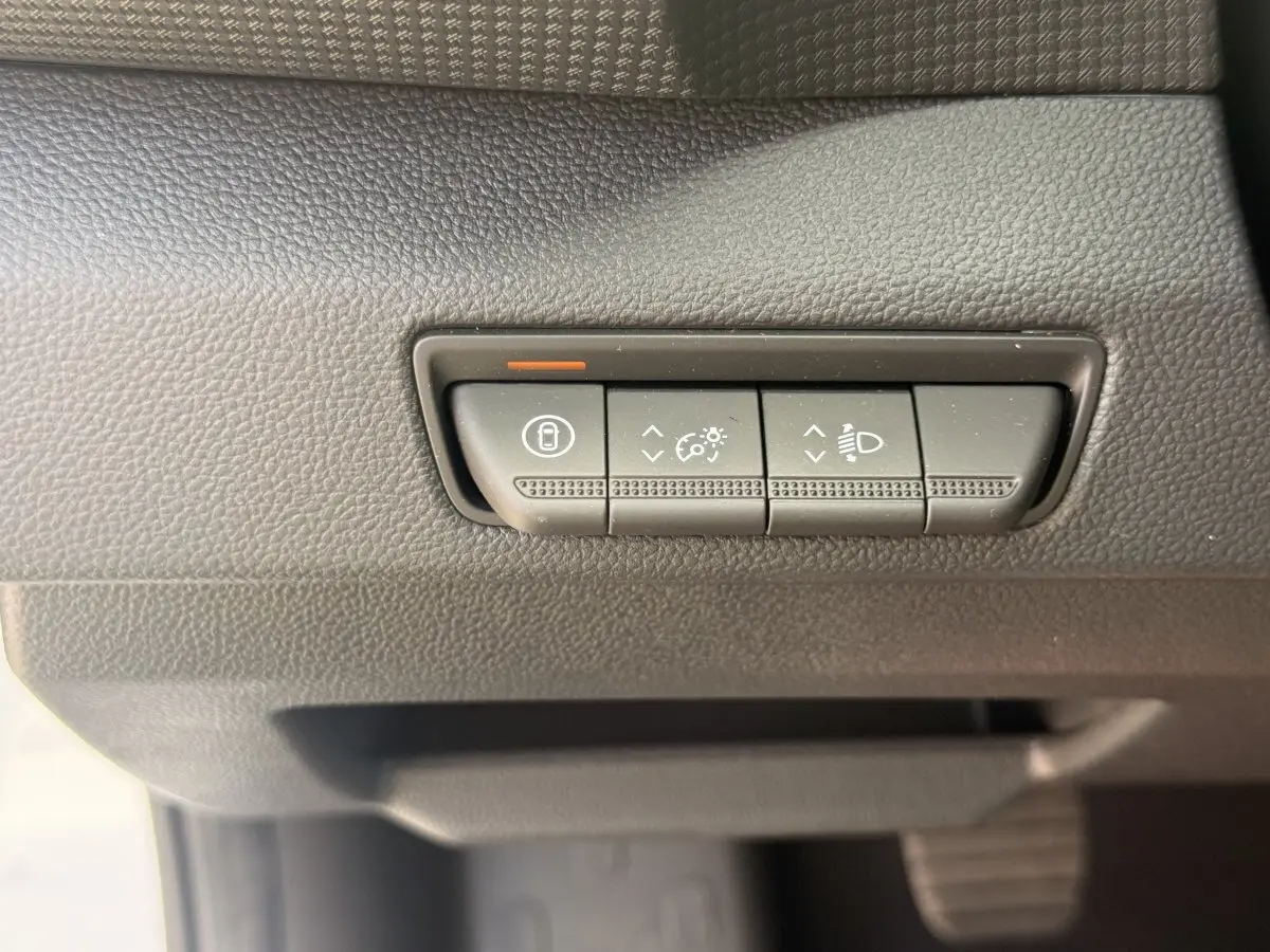Gros plan sur les boutons de réglage du tableau de bord du Renault Trafic Fourgon blanc, version 2025.