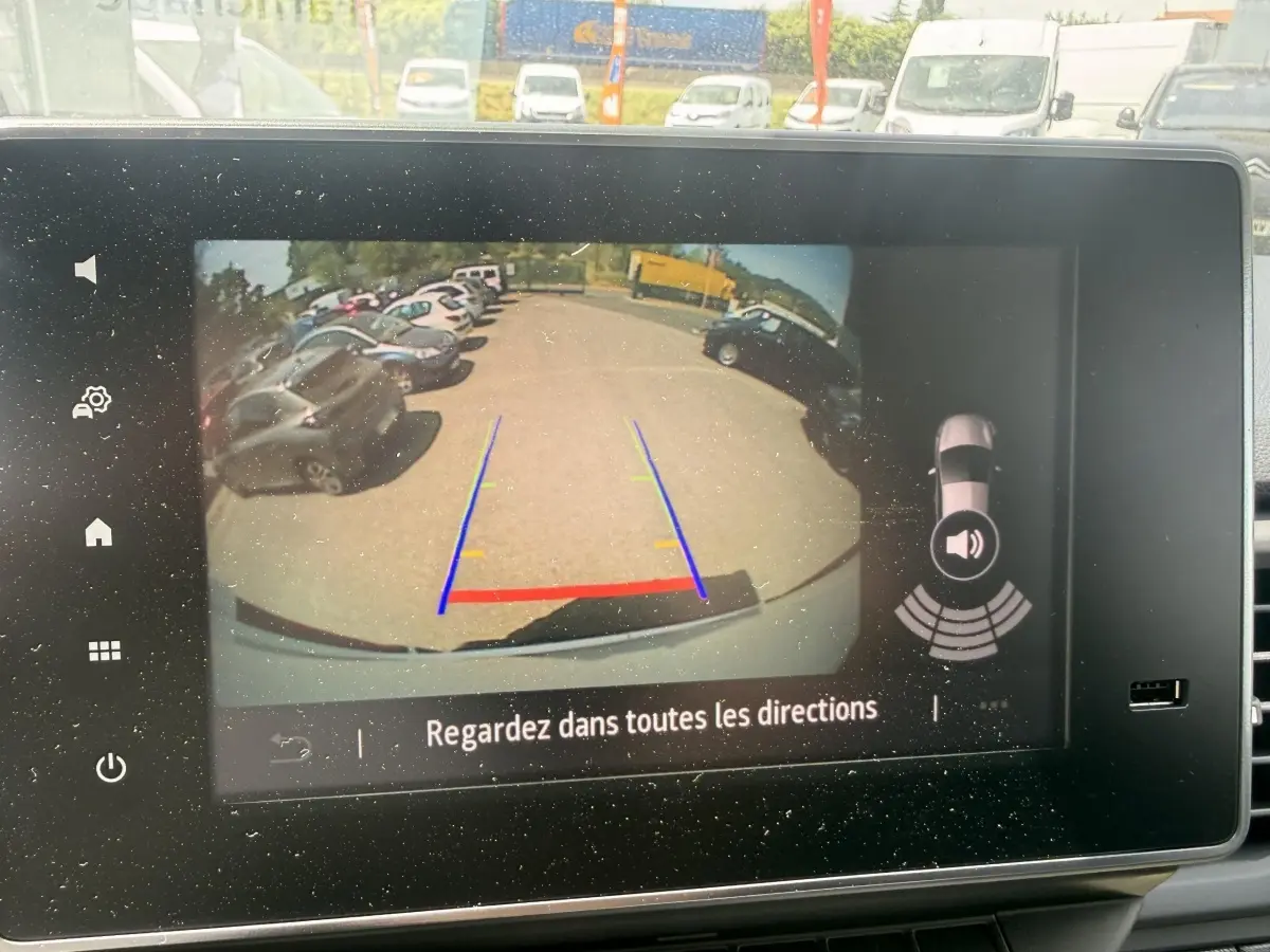 Affichage de la caméra de recul du Renault Trafic Fourgon blanc, vue arrière avec lignes de guidage colorées.