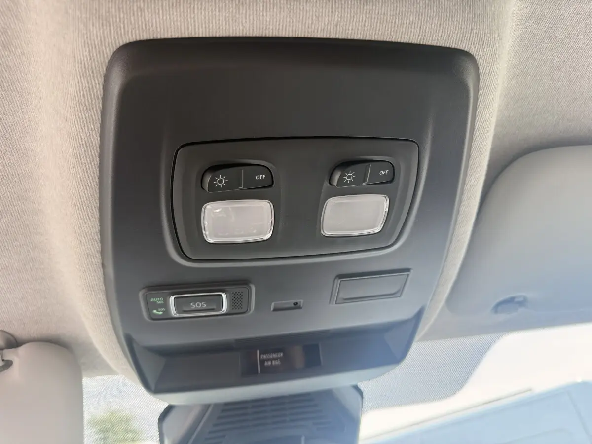 Plafonnier intérieur avec commandes d'éclairage et bouton SOS du Renault Trafic Fourgon blanc, vue de dessous.