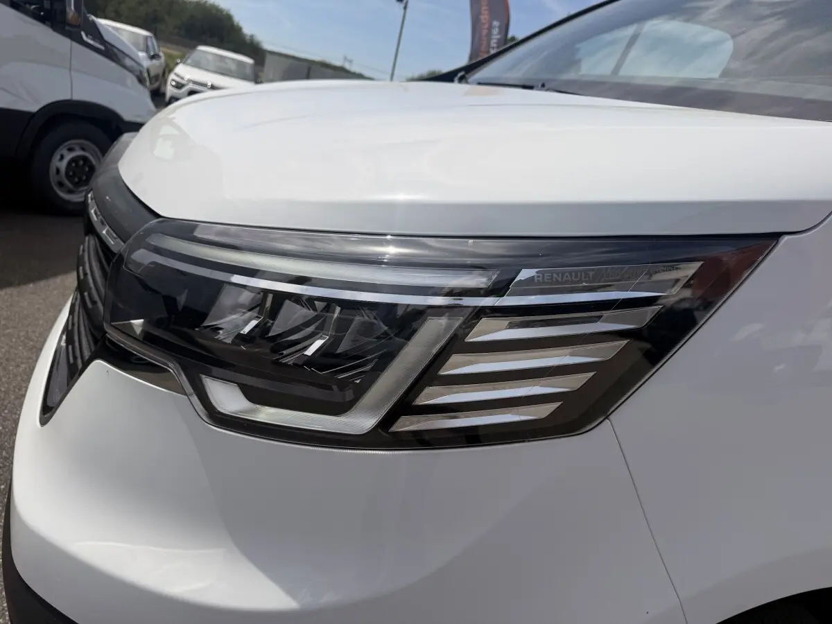 Gros plan sur le phare avant droit LED du Renault Trafic Fourgon blanc, mettant en valeur son design moderne.