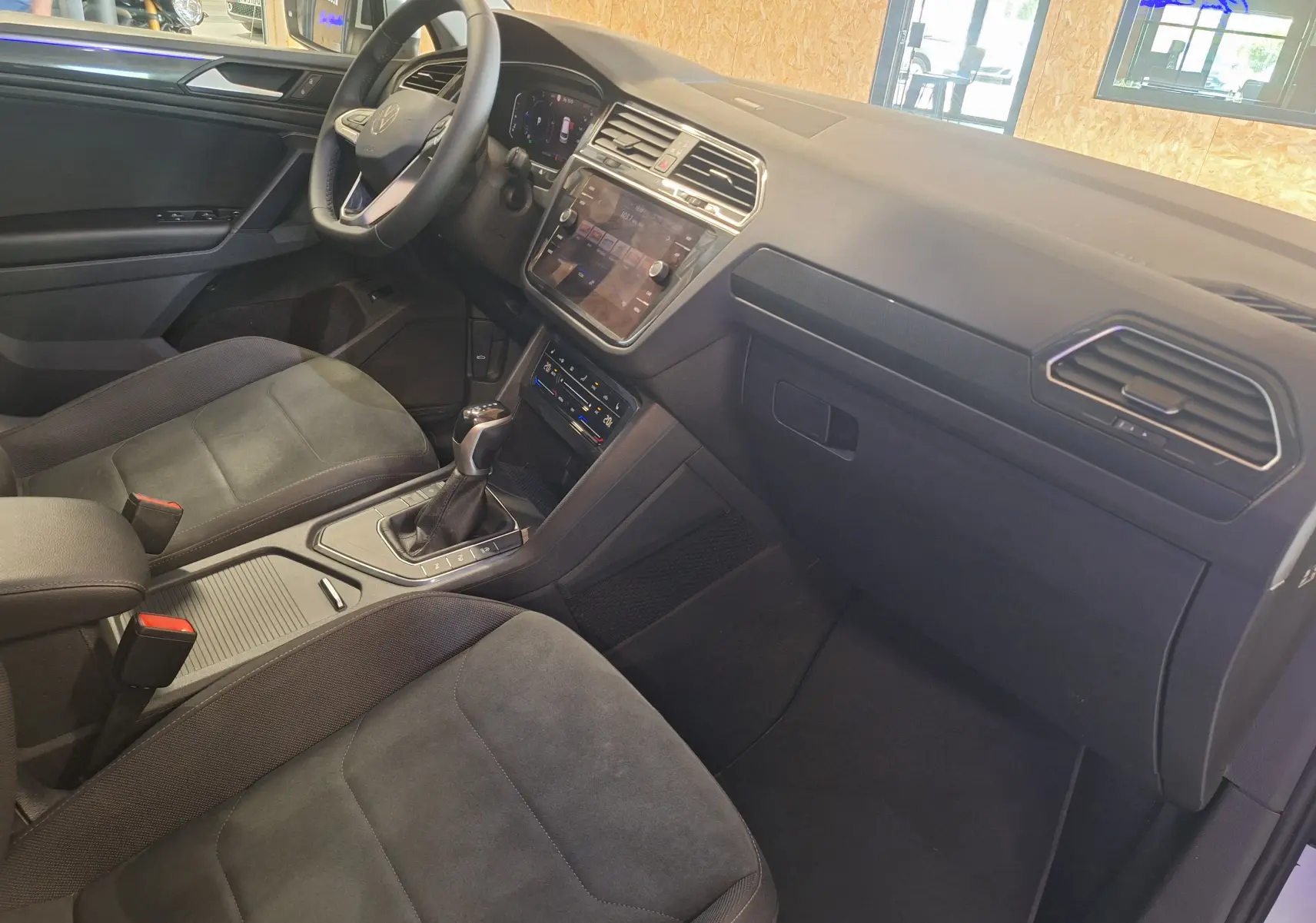 Vue intérieure côté conducteur du Volkswagen Tiguan 2021 avec sellerie microfleece grise et tableau de bord moderne.