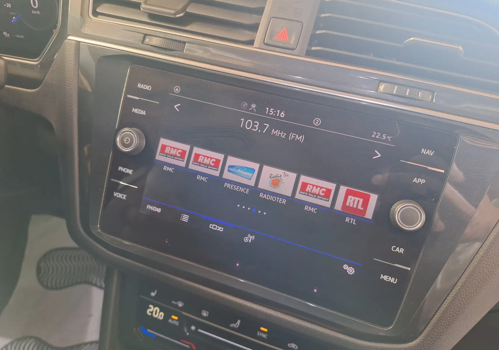 Écran tactile central du Volkswagen Tiguan 2021 affichant les stations radio, avec commandes autour en noir brillant.