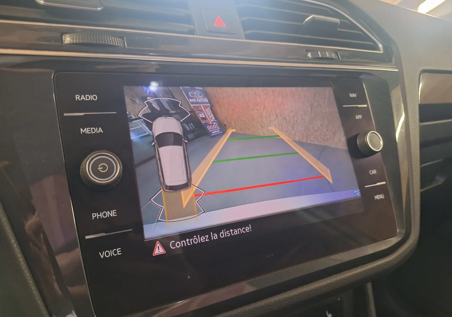 Écran tactile intérieur du Volkswagen Tiguan 2021 montrant la caméra de recul avec guidage de trajectoire coloré.