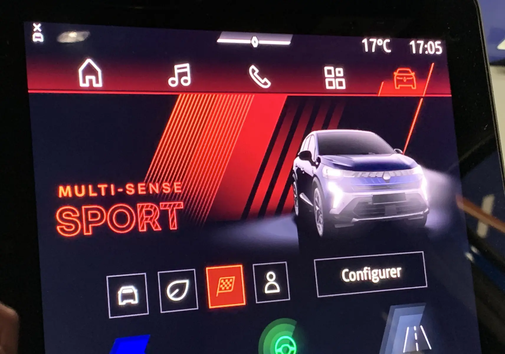 Écran tactile montrant le mode sport avec une Renault Symbioz bleu iron vue de face éclairée en simulation 3D.