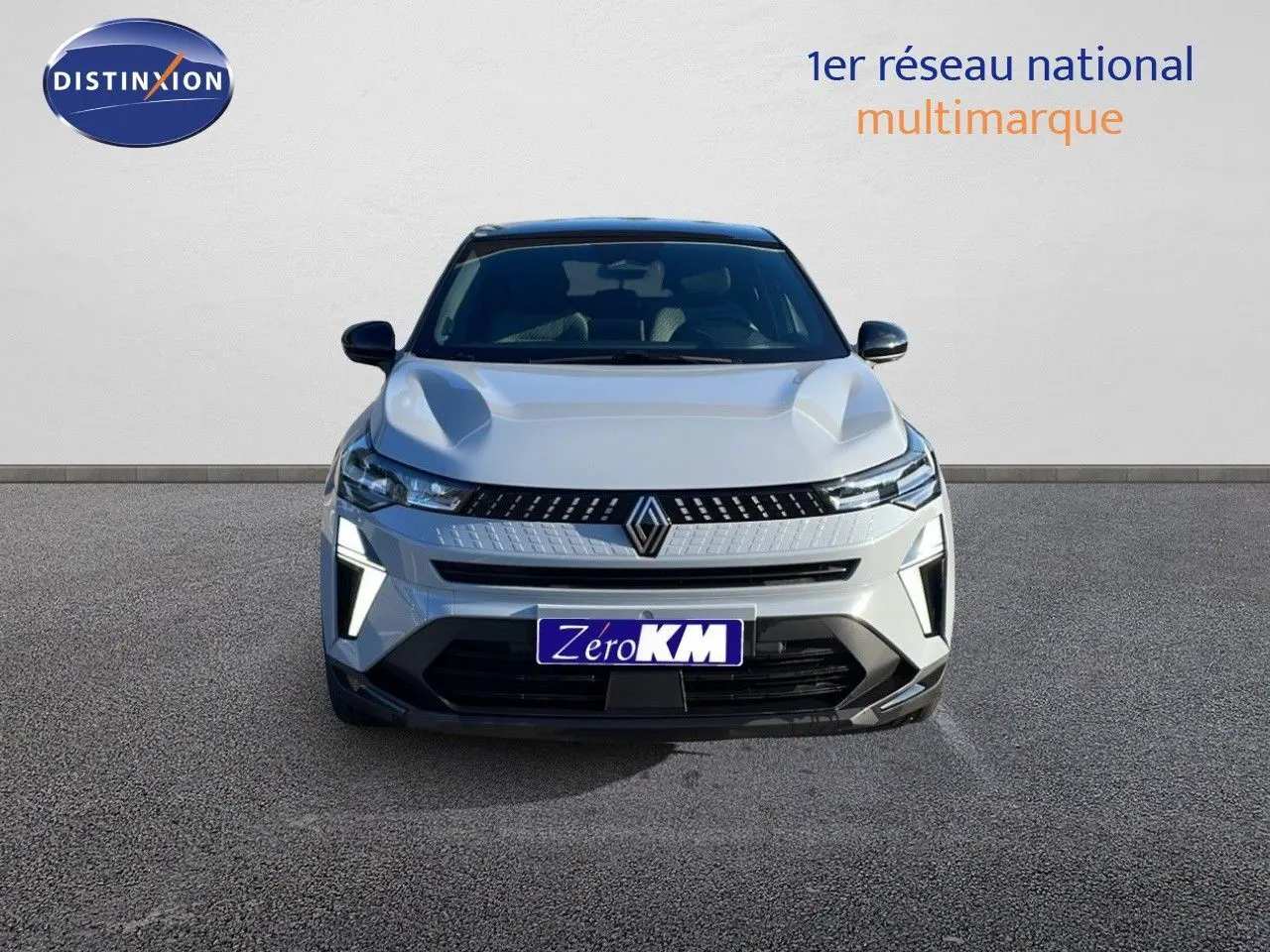 Vue avant du Renault Captur E-Tech hybride gris Rafale avec toit noir, mettant en valeur sa calandre moderne et ses phares LED.