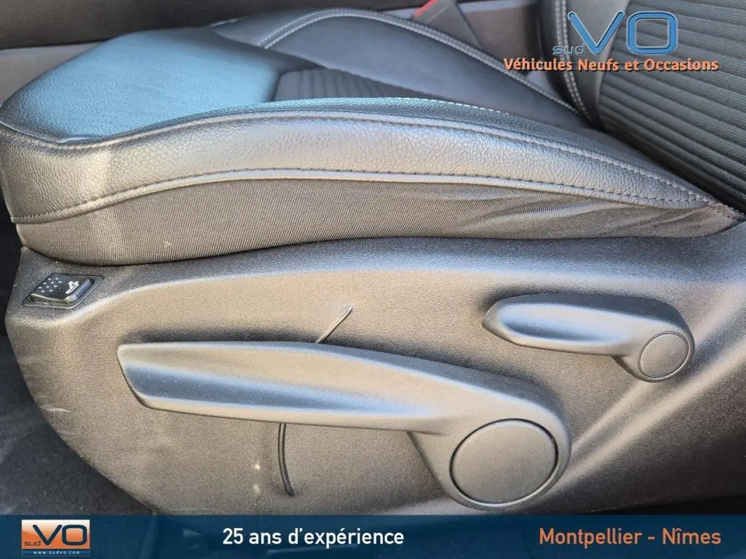 Gros plan sur le côté gauche du siège conducteur noir avec réglage lombaire électrique du Jeep Compass 2023.