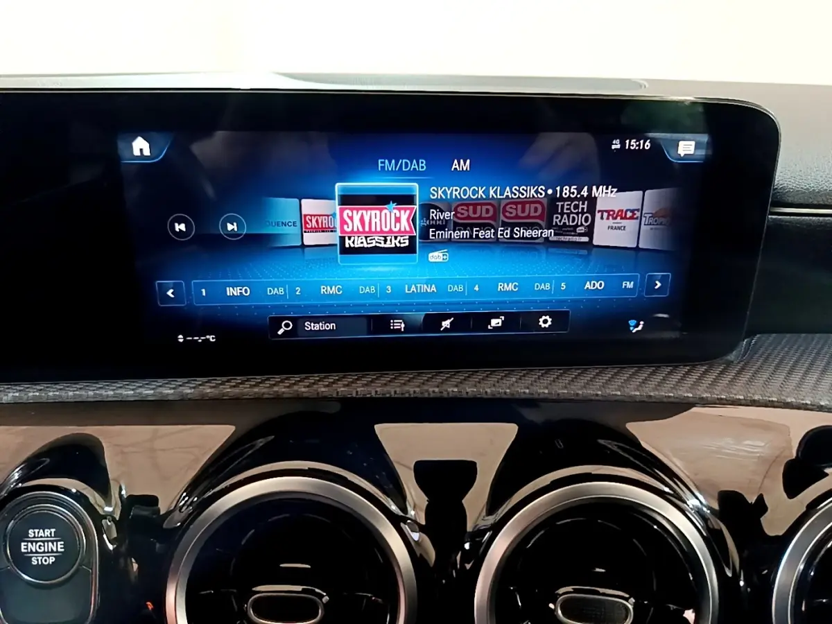 Écran tactile central affichant la radio Skyrock dans l'habitacle noir du Mercedes Classe A gris foncé 2020.