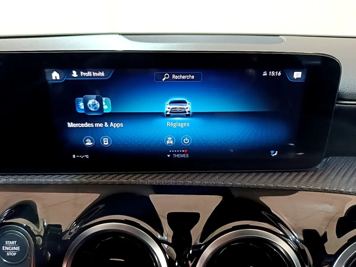 Écran tactile central et tableau de bord carbone dans l'habitacle d'une Mercedes Classe A 250 e Business Line 2020.