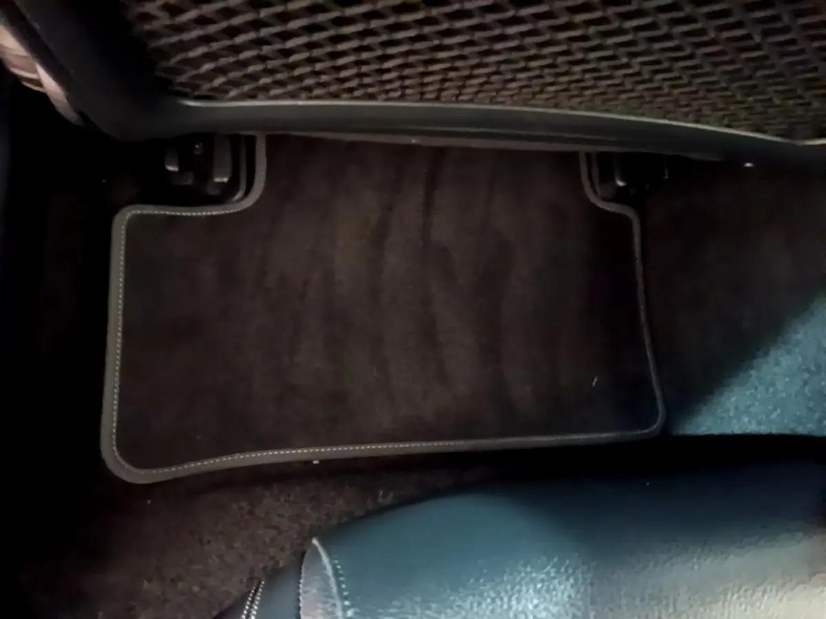 Vue rapprochée du tapis de sol noir côté conducteur de la Mercedes Classe A 250 e Business Line gris foncé 2020 hybride rechargeable.