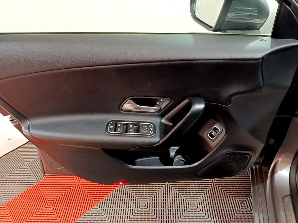 Vue rapprochée de la porte avant gauche intérieure noire de la Mercedes Classe A 250 e Business Line 2020.