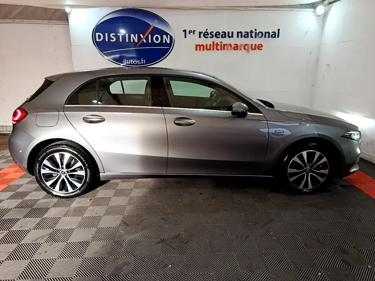 Profil droit d'une Mercedes Classe A gris foncé hybride rechargeable, avec jantes alliage et éclairage arrière LED visible.