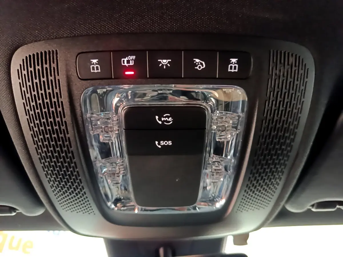 Plafonnier intérieur avec commandes SOS et appel d'urgence, éclairage LED et haut-parleurs intégrés dans une Mercedes Classe A gris foncé.