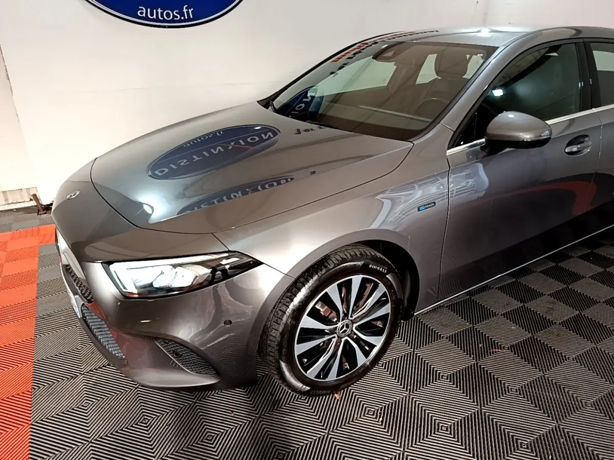 Mercedes Classe A 250 e Business Line gris foncé vue 3/4 avant droit avec jantes alliage et feux LED allumés