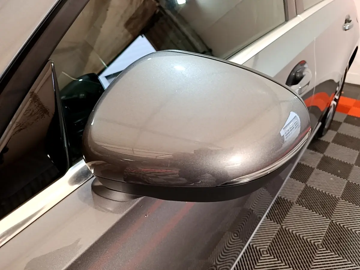 Rétroviseur côté gauche gris foncé de la Mercedes Classe A 250 e Business Line 2020, vue rapprochée en intérieur.