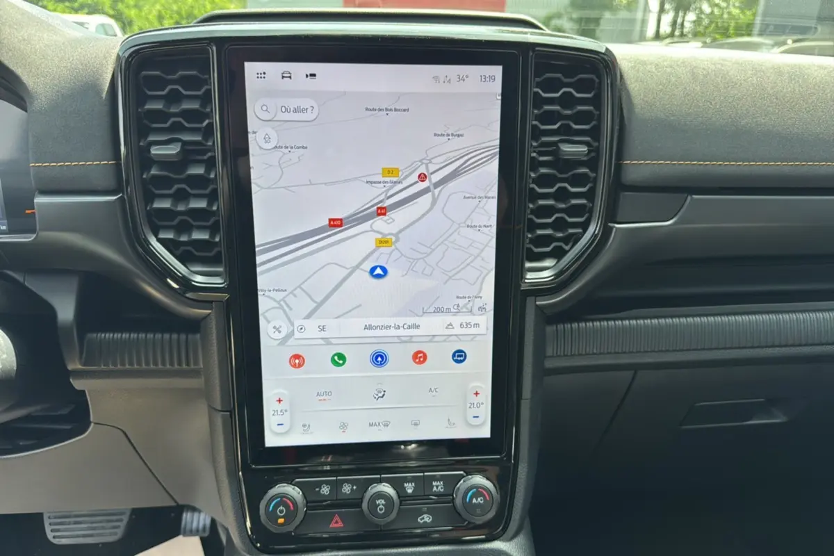 Vue rapprochée du tableau de bord noir avec écran tactile vertical affichant la navigation du Ford Ranger Wildtrak 2025.