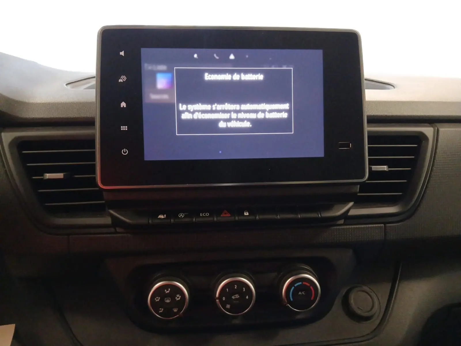 Vue rapprochée du tableau de bord du Renault Trafic Combi 2023, écran tactile Easy Link 8 pouces et commandes climatisation.