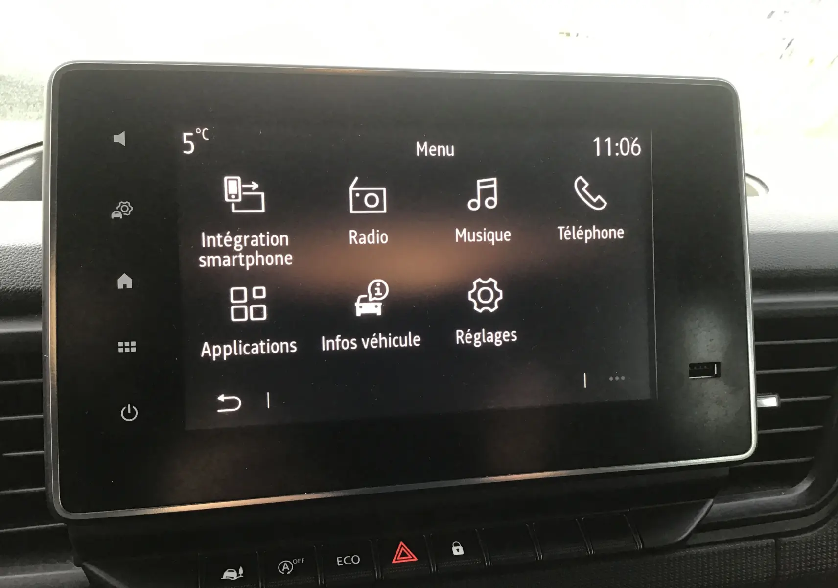 Écran tactile Easy Link 8 pouces du Renault Trafic Combi gris clair, affichant le menu principal multimédia.