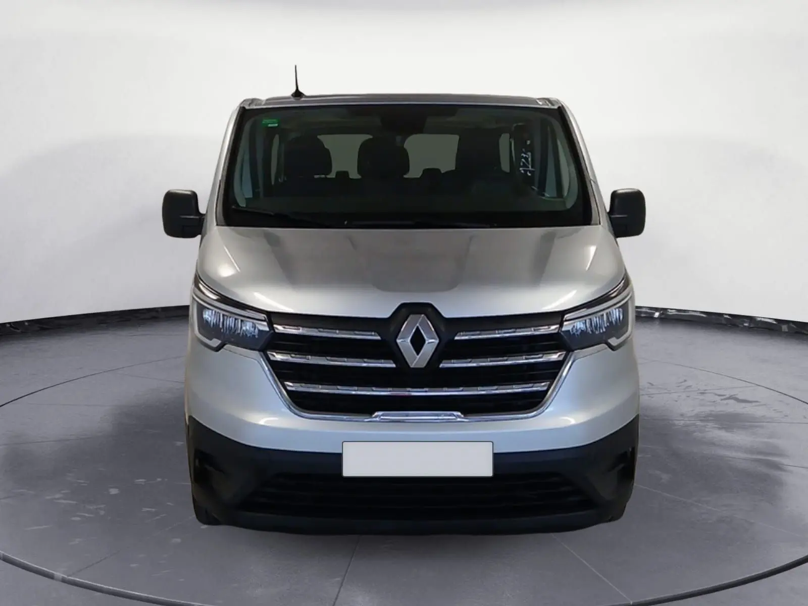 Vue avant d'un Renault Trafic Combi gris clair métal 2023 avec calandre chromée et grands phares LED.