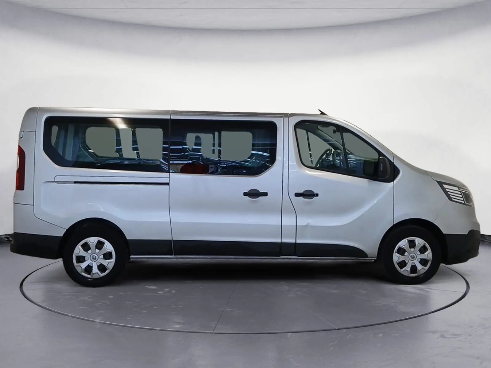 Profil droit d’un Renault Trafic Combi gris clair métal 2023, version L2 9 places avec vitres teintées et jantes acier.