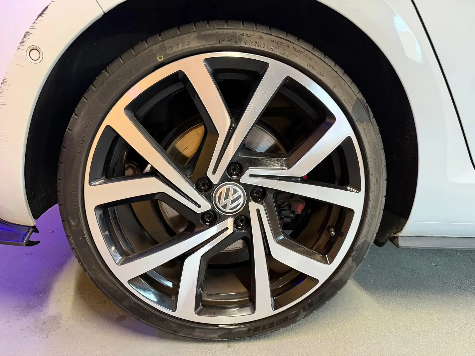 Vue intérieure côté conducteur d'une Volkswagen Golf GTI Performance 2018 avec sièges sport à motif écossais et volant multifonctions cuir.