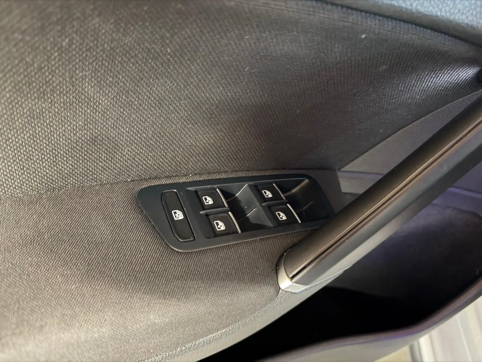 Gros plan sur les commandes des vitres électriques côté gauche d'une Volkswagen Golf GTI Performance gris 2018.