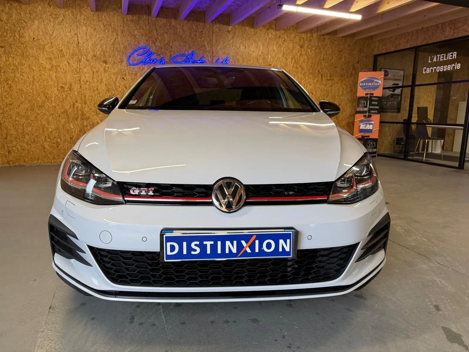 Vue 3/4 avant d'une Volkswagen Golf GTI Performance 2018 blanche avec jantes alu 19'' et étriers de freins rouges.