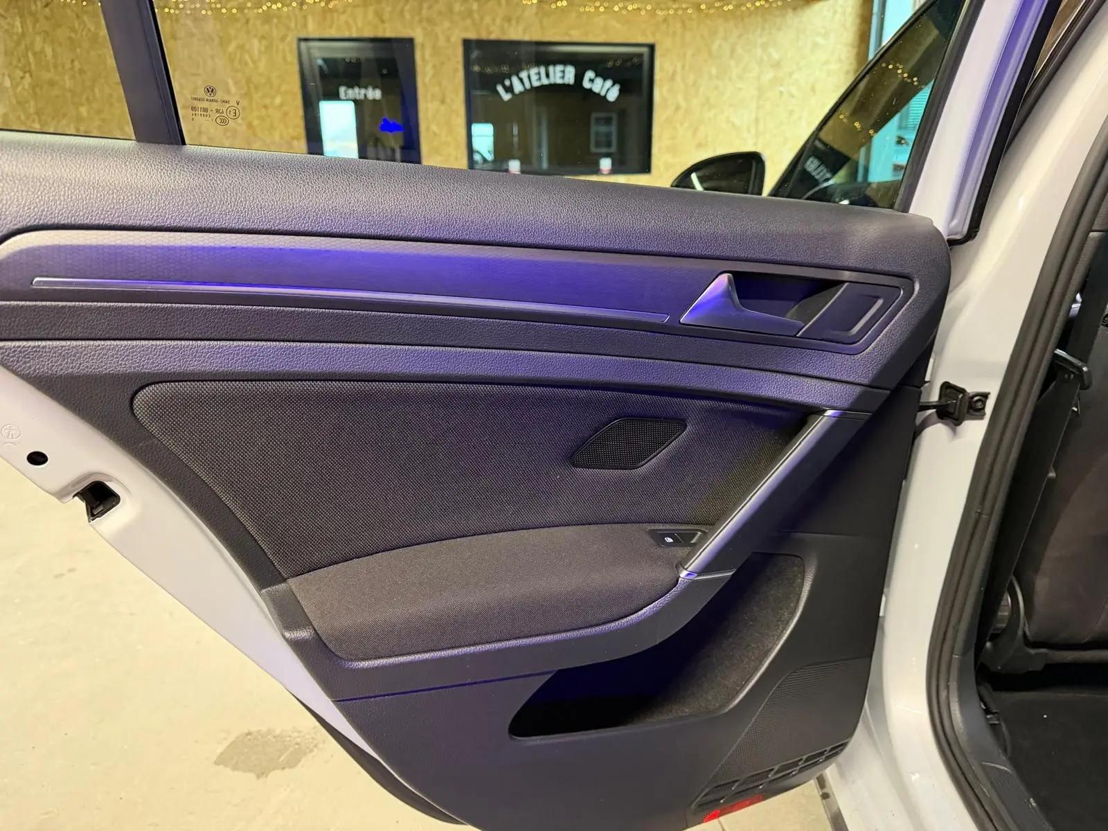 Gros plan sur le volant sport noir avec surpiqûres rouges et commandes multifonctions du Volkswagen Golf GTI Performance 2018.