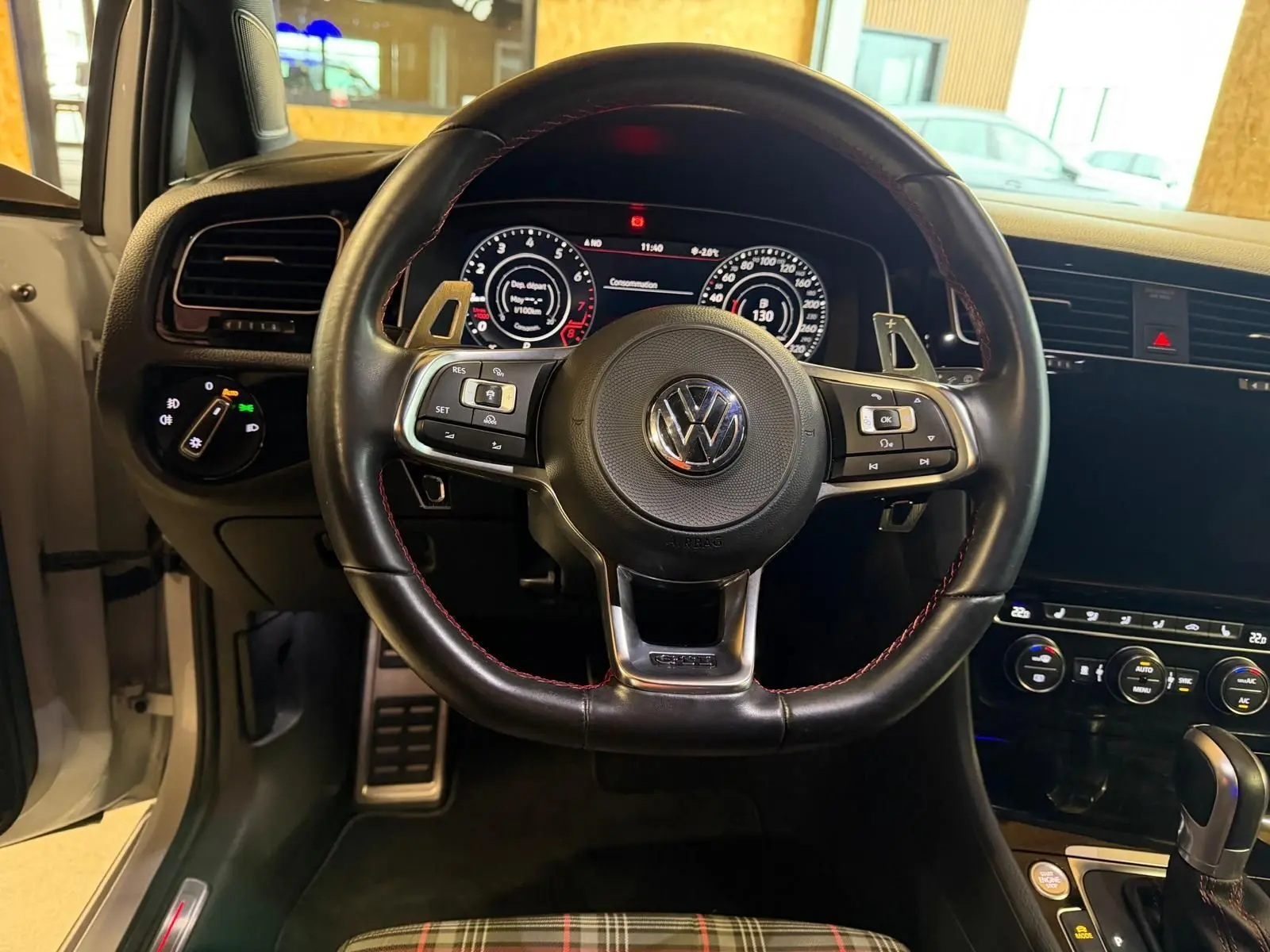 Vue intérieure côté droit de la banquette arrière à motifs tartan gris et rouge de la Volkswagen Golf GTI Performance 2018.