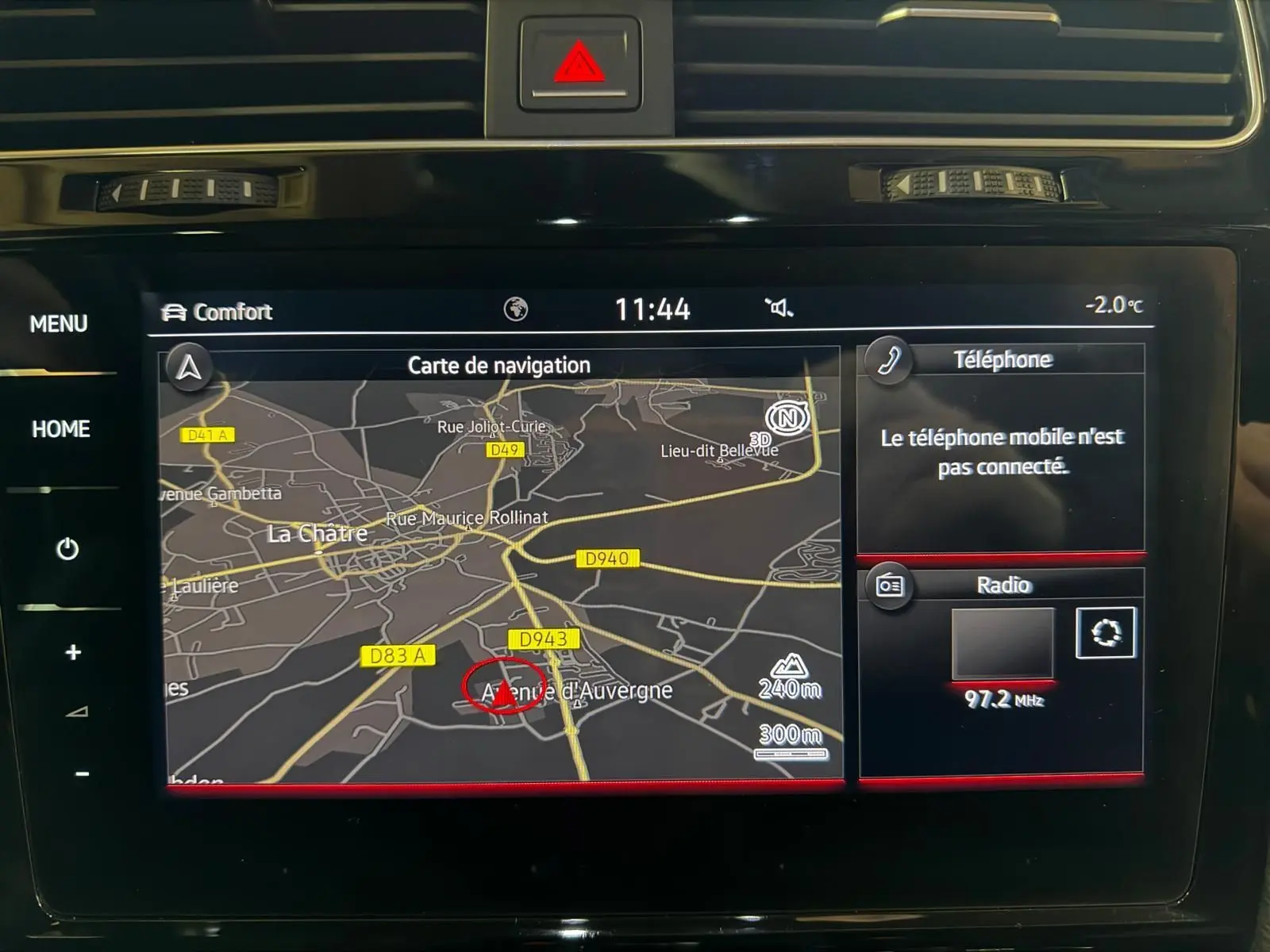 Vue rapprochée de la console centrale noire et des sièges sport à motif tartan avec surpiqûres rouges d'une Volkswagen Golf GTI Performance gris 2018.