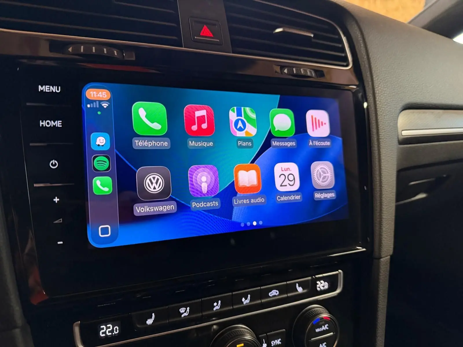 Gros plan sur la boîte à gants ouverte de la Volkswagen Golf GTI Performance 2018, intérieur noir éclairé.