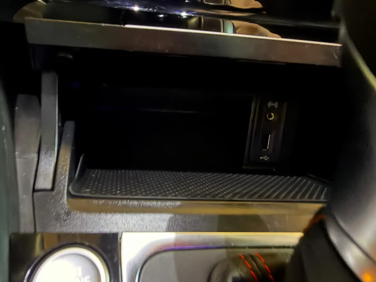 Gros plan sur le volant sport noir avec surpiqûres rouges et logo GTI d'une Volkswagen Golf GTI Performance.