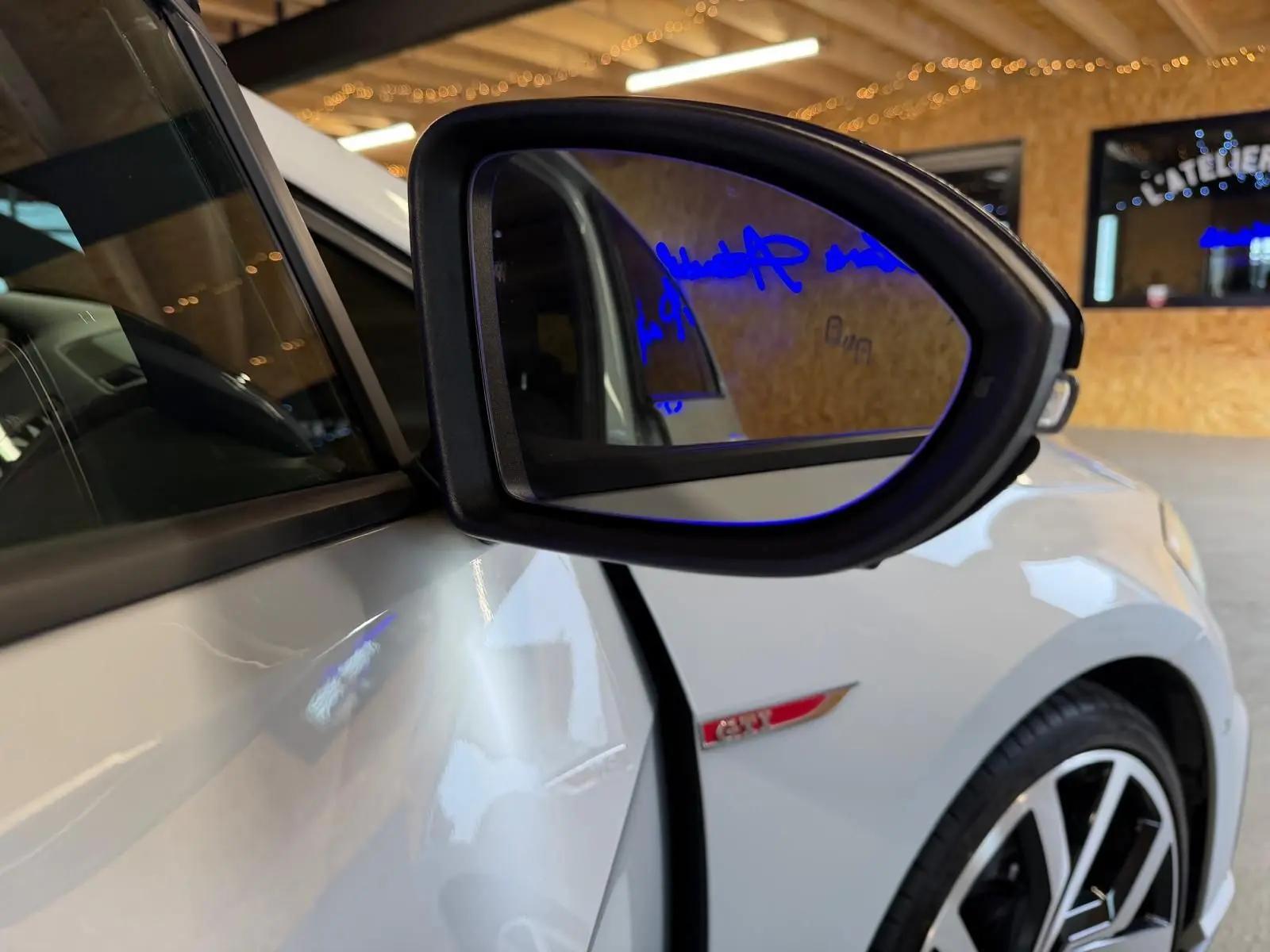 Écran tactile central affichant Apple CarPlay dans l’habitacle noir de la Volkswagen Golf GTI Performance 2018.