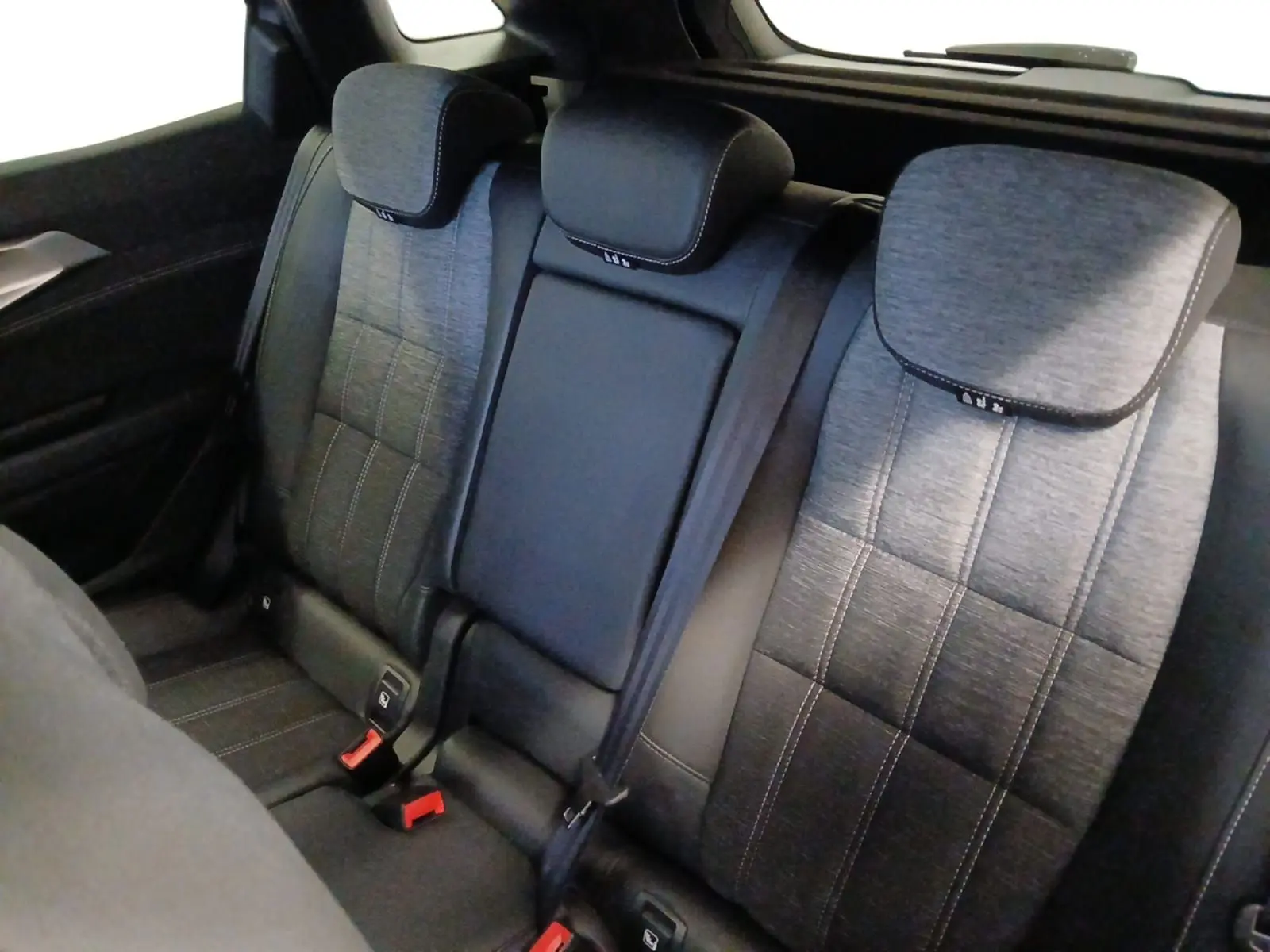 Vue intérieure sur la banquette arrière grise en tissu dégradé du Renault Austral 2024 E-Tech Full Hybrid.