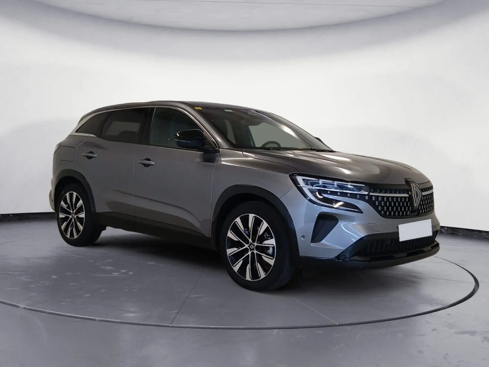 Renault Austral E-Tech hybride gris, vue 3/4 avant droit, avec jantes alliage 19'' Komah diamantées noir.