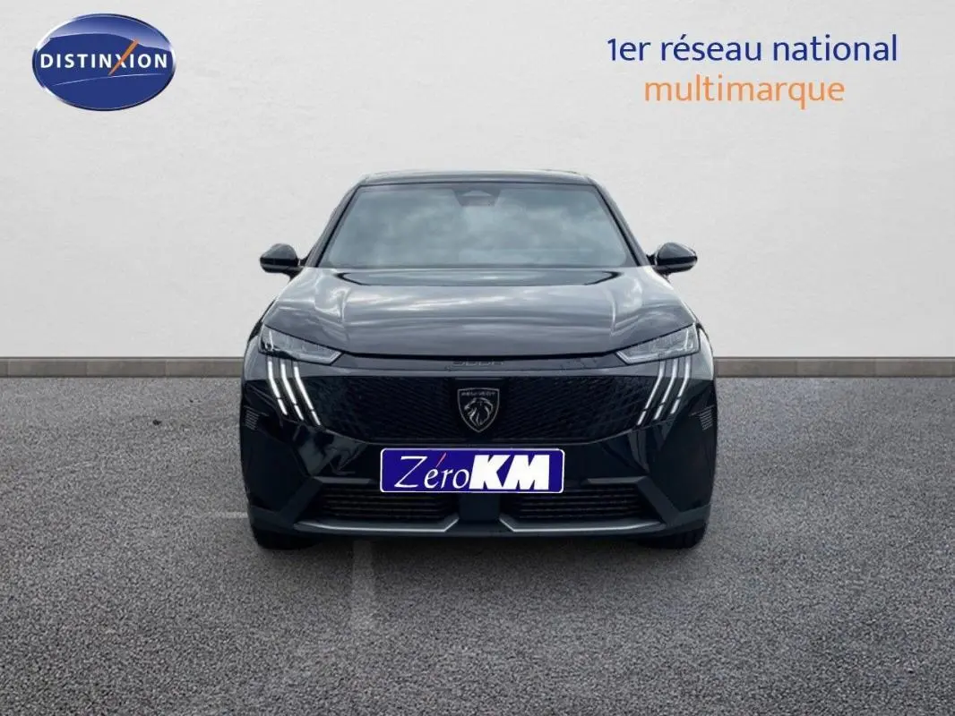 Vue frontale du Peugeot 3008 noir 2025 avec feux diurnes à griffes distinctives et calandre noire élégante.