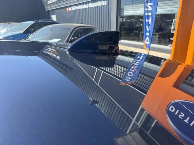 Gros plan sur l’antenne requin bleu nuit radiant nacré du toit de la Honda Jazz 1.5 i-MMD e:HEV Exclusive 2021.