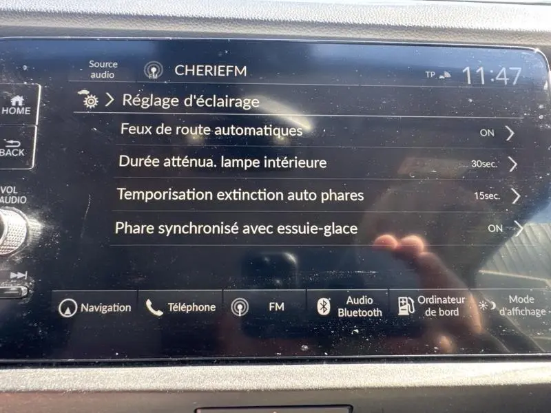 Écran tactile intérieur de la Honda Jazz 2021 affichant les réglages d’éclairage avec interface en français.