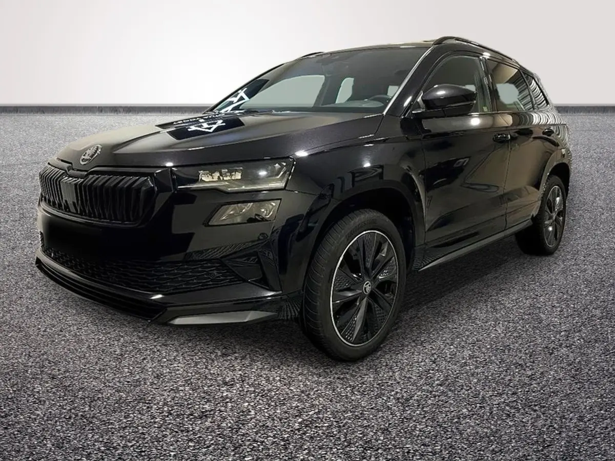SUV SKODA KAROQ noir en 3/4 avant droit avec calandre noire et jantes distinctives Sportline.