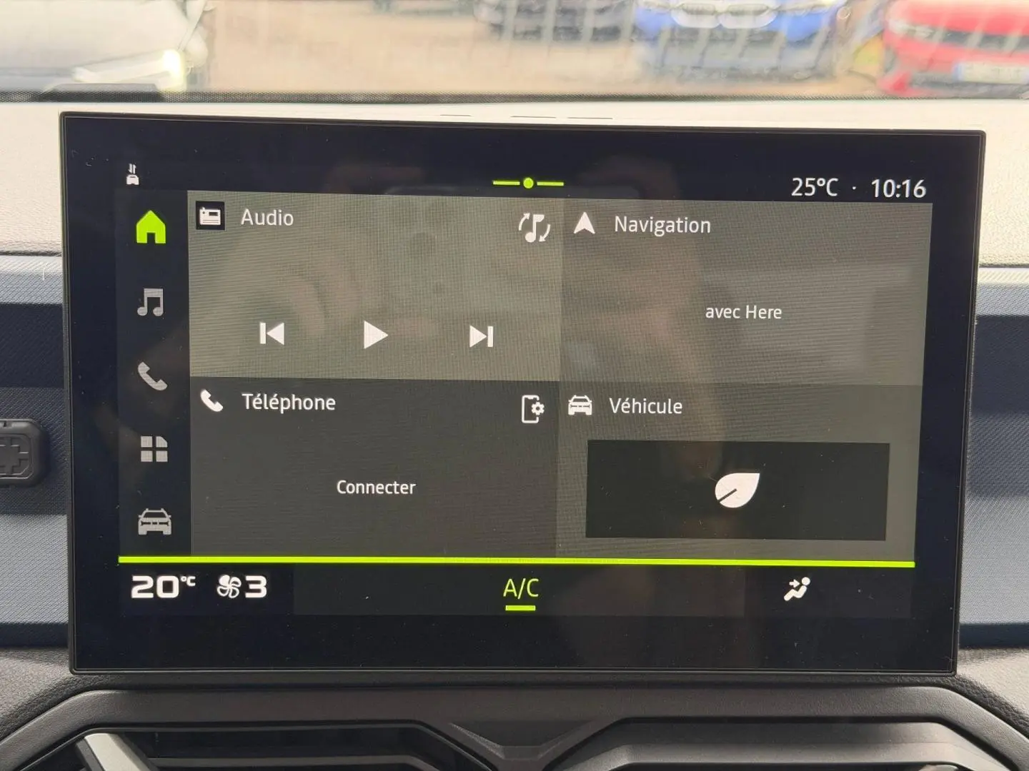 Écran tactile central du tableau de bord du Dacia Duster 2025 affichant audio, navigation et climatisation.