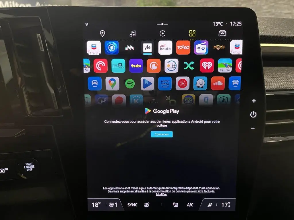 Écran tactile central du Renault Austral 2023 affichant l'interface Google Play et commandes climatisation en bas.