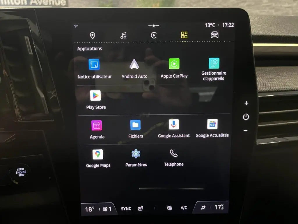 Écran tactile central du Renault Austral 2023 affichant les applications Android Auto et Apple CarPlay, intérieur noir.